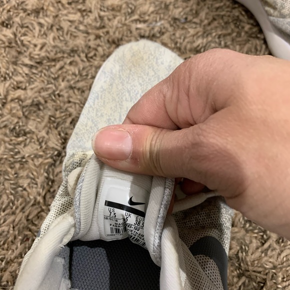 Nike woman’s size 7.5 great condition - Picture 2 of 2